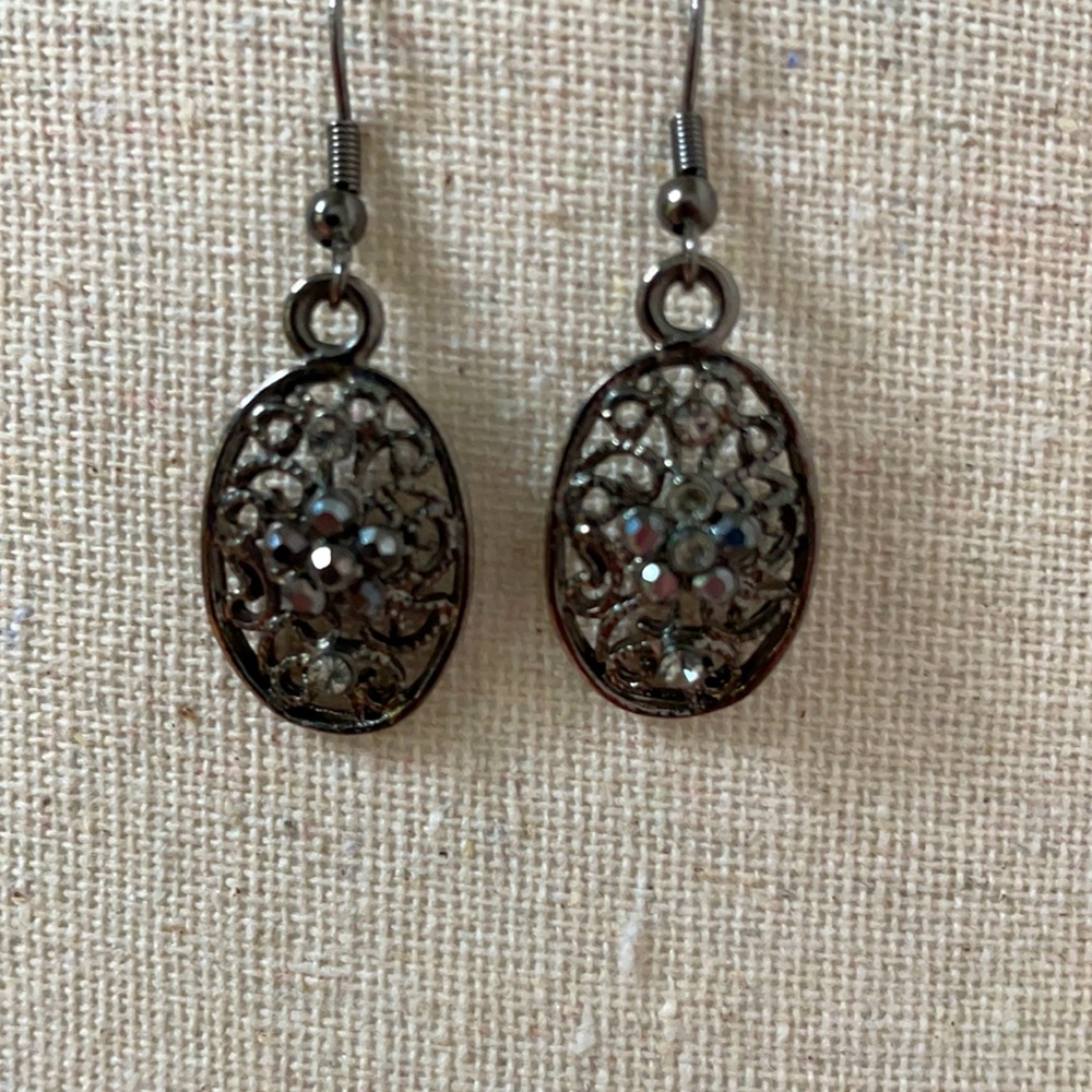 2/$20 🌟 Dark Pewter with accent stones dangle earrings